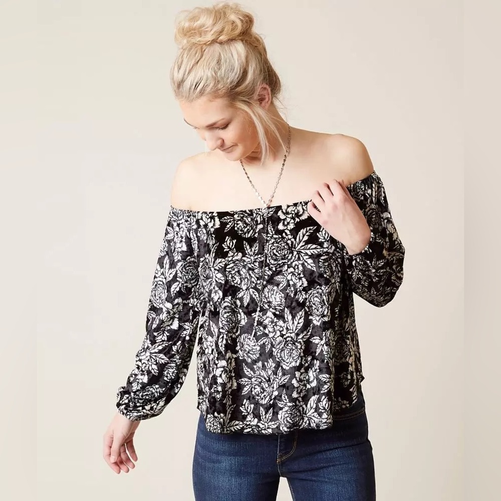 Billabong Mi AMORE Off the Shoulder Velvet Top Size Small.
